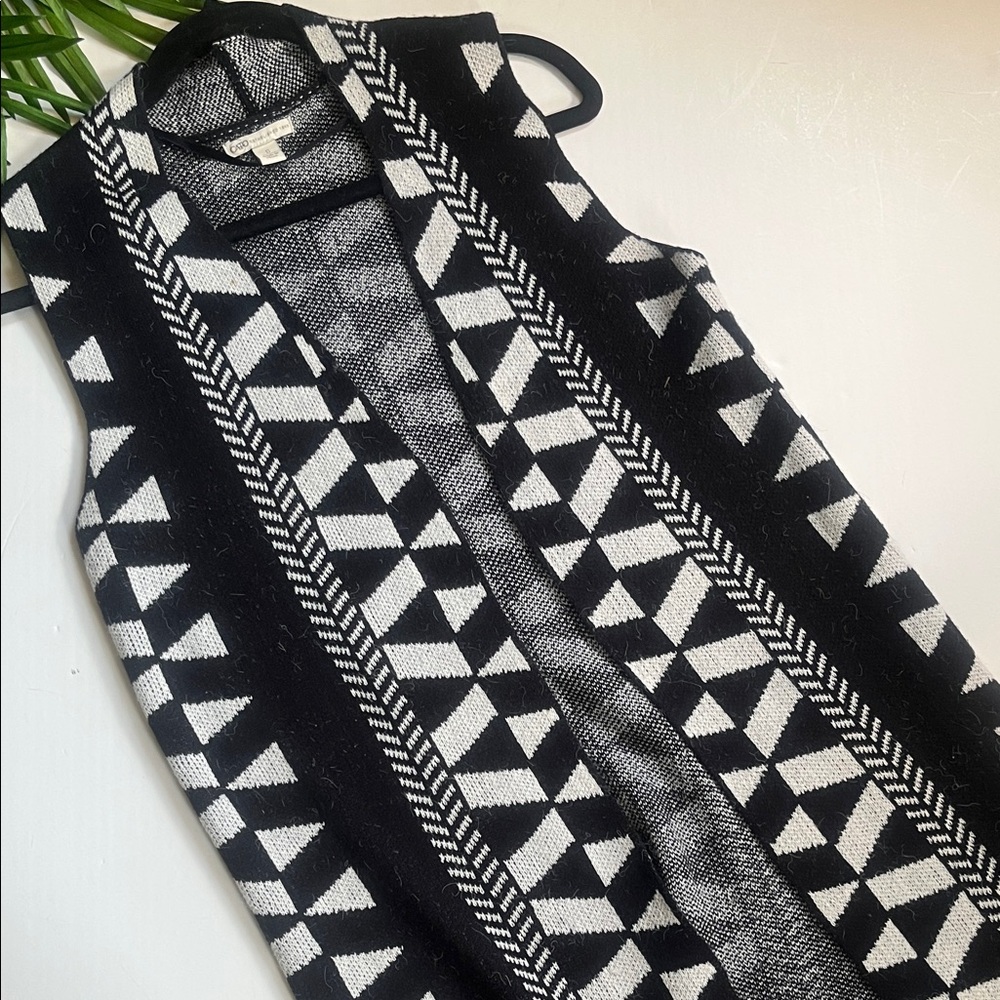 Cato women’s Black and White Geometric Knit Vest size small
